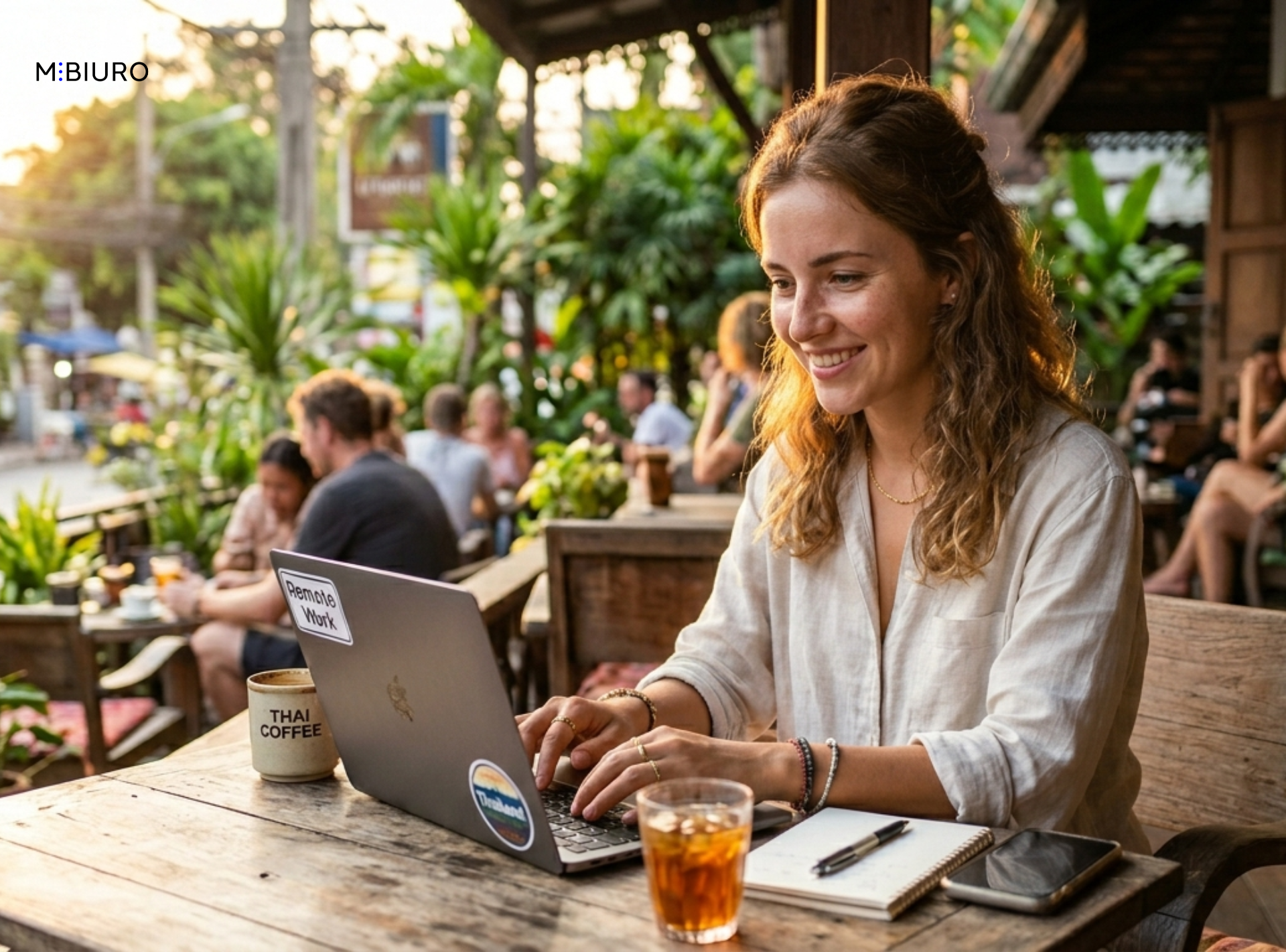 Cyfrowy nomada pracujący zdalnie z laptopem – digital nomad i praca zdalna z wirtualnym biurem M⋮BIURO